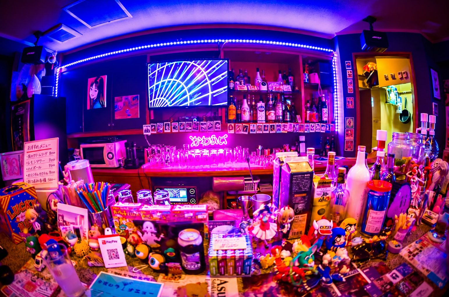 ネオンに照らされた、平成レトロな雑貨が並ぶ今夜もブギーバックの店内